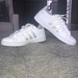 White Adidas sneakers, size 6